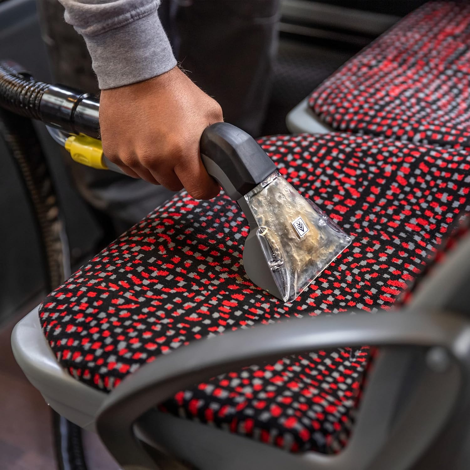 Kärcher Waschsauger Puzzi 8/1, leistungsstark, für die Reinigung von Polstern, Fleckentfernung auf textilen Flächen, inkl. ergonomischer, kurzer Polsterdüse, Schwarz