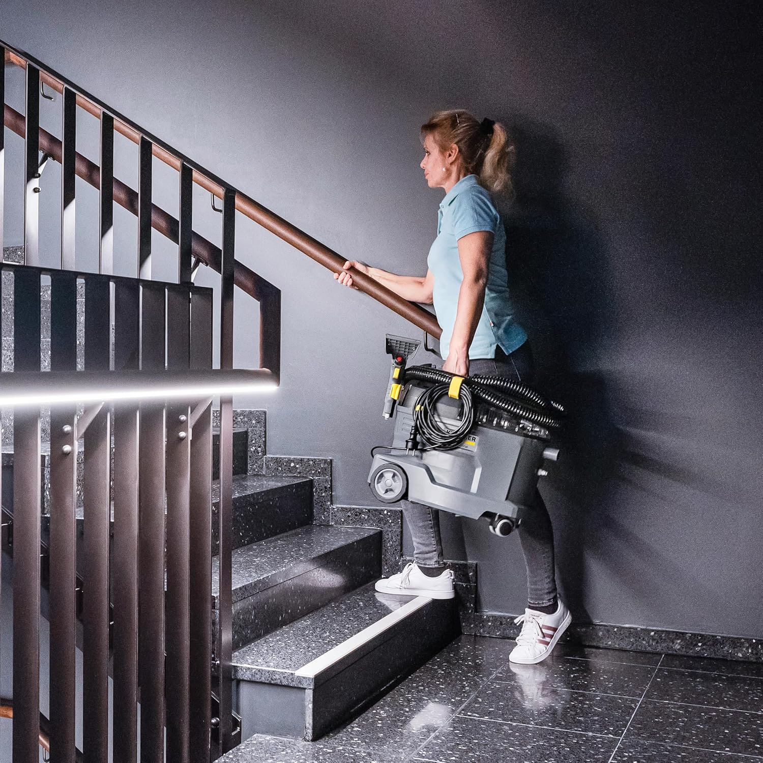 Kärcher Waschsauger Puzzi 8/1, leistungsstark, für die Reinigung von Polstern, Fleckentfernung auf textilen Flächen, inkl. ergonomischer, kurzer Polsterdüse, Schwarz
