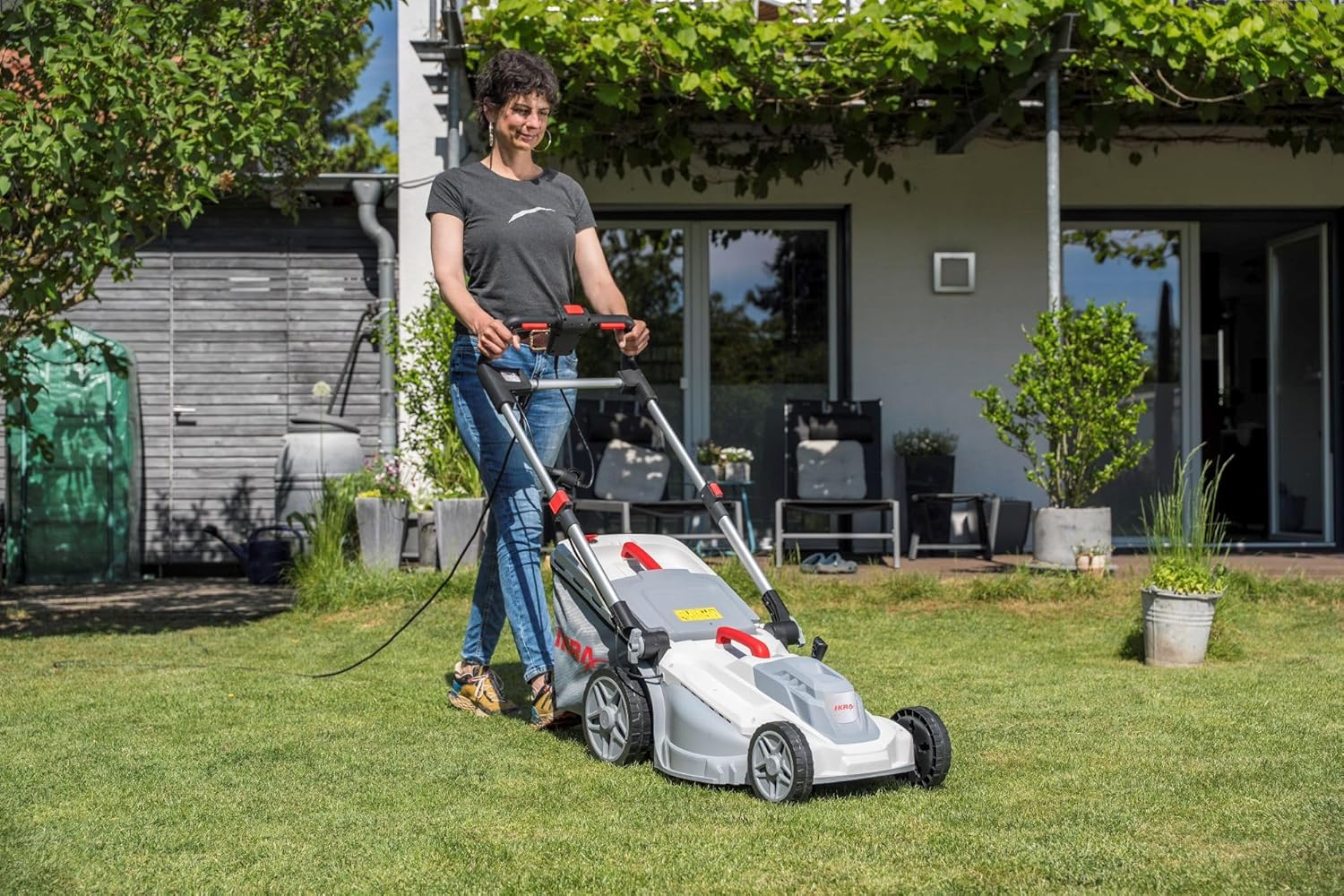 IKRA Tondeuse électrique IERM 2043 T, 2000W, Hauteur de Coupe 30-75mm, Largeur de Coupe 43cm, Lame de Rechange & kit Mulching Incluse