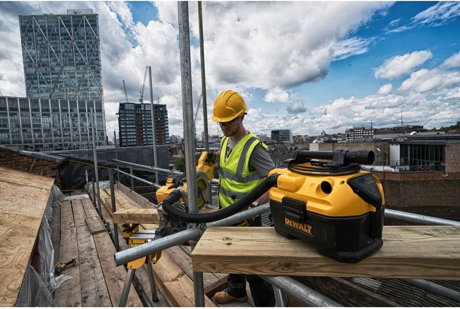 DEWALT - Aspirateur de chantier - aspirateur 7,5L à brancher sur secteur ou batteries 18/54V - aspire poussières et liquides sans changement de filtre - DCV584L-QW